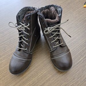 Sho ankle boots in brown size 5 1/2